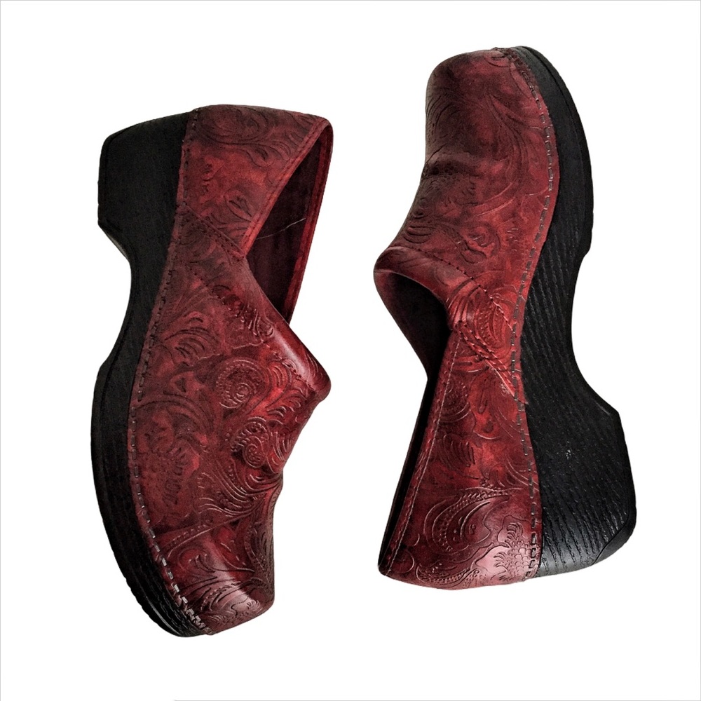 BASS & CO. Embossed Red Leather Sheena Cl…